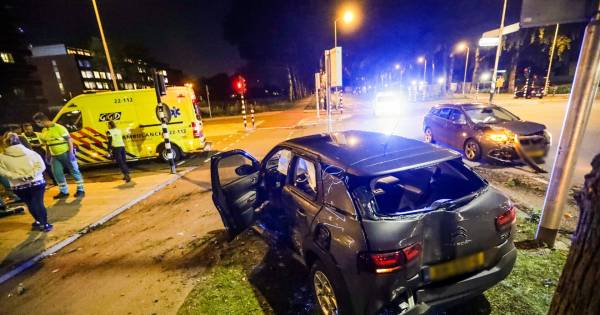 Twee auto's botsen op Eindhovense kruising na negeren rood stoplicht.