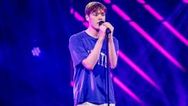 Bas overwint zijn verlegenheid op het grote Voice-podium
