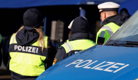 Gijzeling in Duitse bank: mogelijk meerdere daders en gijzelaars, politie sluit stadscentrum af
