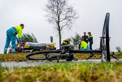 Fietsster geschept door auto in Made