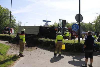 Vrachtwagen kantelt bij Mill, beknelde chauffeur bevrijd door brandweer