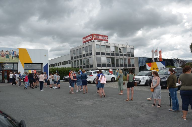 Bij Brantano in Ninove staat er een lange wachtrij.