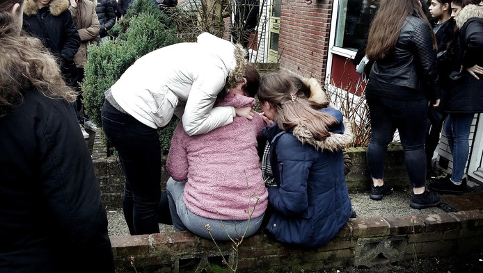 Scholieren en vrienden in Enschede bij de woning van de Turkse jongen Onur.