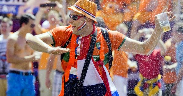 Feestende Oranjefans Zijn Ware Attractie In Charkov Sport Ad Nl