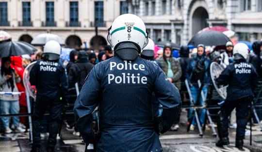 Uitschelden, extreemrechtse sticker, hardhandig optreden: is er een probleem met de Brusselse politie?