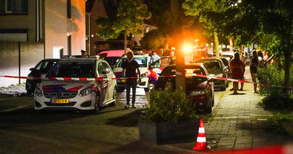 Man met vermoedelijk vuurwapen in bezit aangehouden in Eindhoven, politie lost twee schoten.