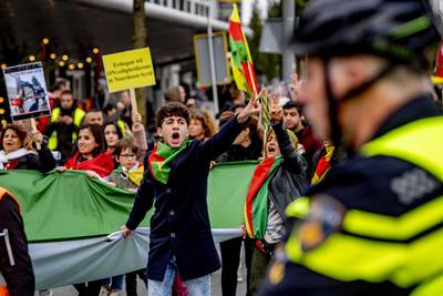 Acht aanhoudingen bij betoging Koerden Rotterdam