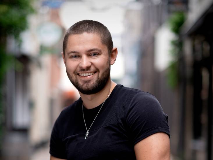 Dennis was barman in het buitenland, maar is de cocktails nu wel zat