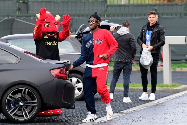 FOTO. Mascotte verwelkomt Michy Batshuayi & co (en speelt ...