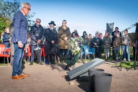 Onderzoeker Hans Putman van de Historische Kring Elden groet de gedenksteen met de namen van de twaalf vermoorde Palestinapioniers. Op de achtergrond in het midden opperrabijn Binyomin Jacobs.