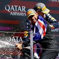 Lewis Hamilton laat thuispubliek kraaien van de pret met negende zege op Silverstone