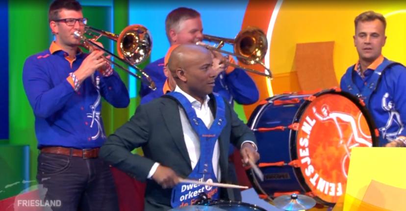 Humberto Tan drumt in spelshow Ondertussen in Nederland op RTL 4.