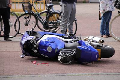 Motorrijder gewond bij botsing op auto in Veenendaal