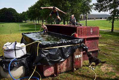 Is deze foto van een zelfgemaakt zwembad in Toldijk dé foto van het jaar?