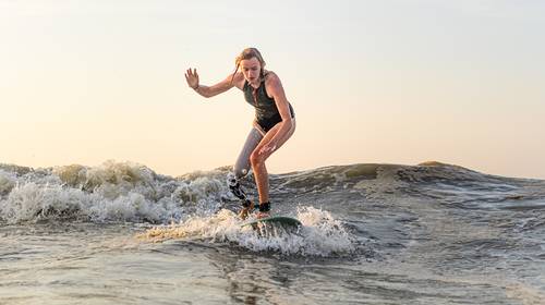 Vier maanden nadat haar been werd geamputeerd, staat Sam (18) al op surfplank: “Als ik in het water lig, voel ik me de gelukkigste persoon ter wereld” 