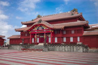 Monumentaal Japans kasteel in vlammen