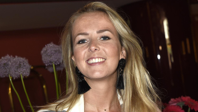Topless Monique haalt de cover, mooiste tattoo voor Roxeanne | Show | ed.nl