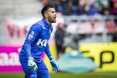 Nieuwe Ajax-doelman Van Leer loopt scheurtje in spier op