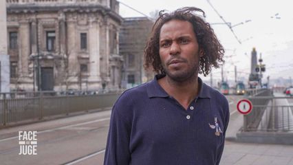 5. Il frappe une étudiante