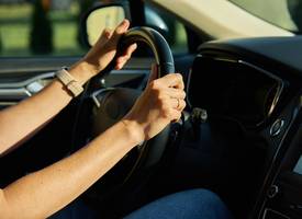 Met dít trucje bescherm je het autostuur tegen de hitte