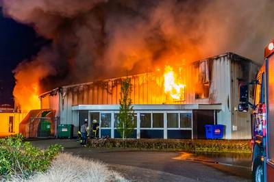 Pand Van der Aa Kozijnen in Esbeek voor groot deel uitgebrand: ‘Dit doet pijn, het bedrijf was helem