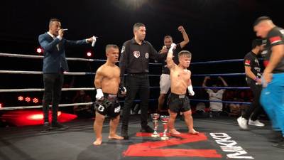 Wobke wint 'eerste Europese kickboksgevecht voor lilliputters'