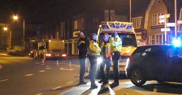 Jongeren vallen uit rijdende discobus | Binnenland - AD.nl