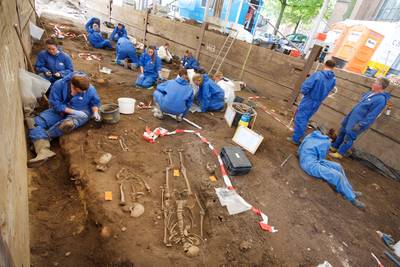 Archeologen op zoek naar botten in de Eusebiuskerk
