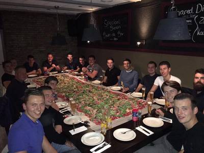 Vriendengroep gaat Carpaccio Challenge aan en bestelt 3,5 vierkante meter carpaccio