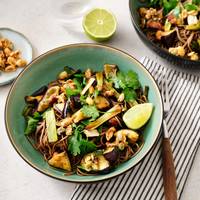 Sobanoedels met aubergine en krokante noten-en zadentopping