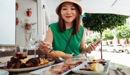 Waarom je vaker een tafel voor één zou moeten reserveren: ‘Als je alleen kunt gaan eten, dan kun je alles aan in de wereld’