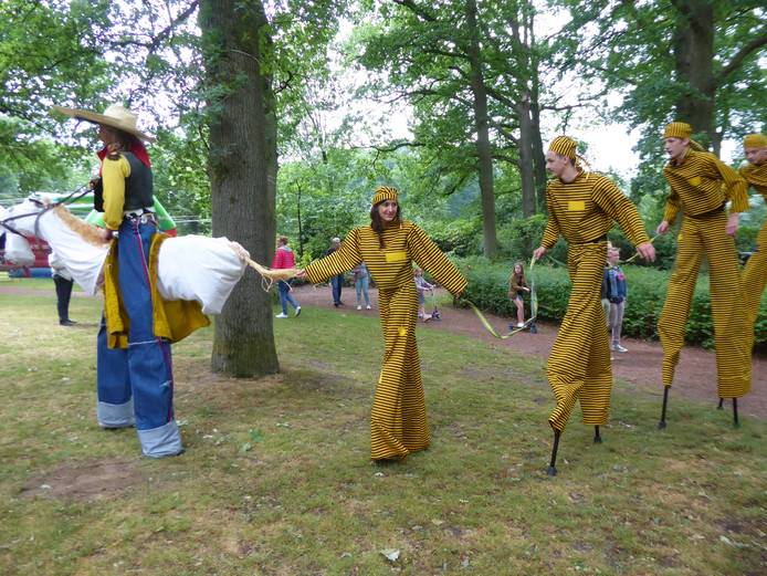 De steltlopende familie Raaf trekt in steeds veranderende creaties Europa door.