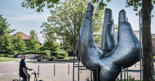 Weduwe schenkt Overasselt een enorm beeld - De Gelderlander