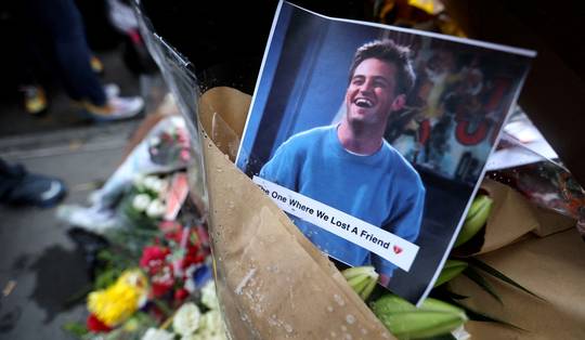 ‘Ik vraag me af hoeveel deze idioot zal betalen’: de laatste weken van Matthew Perry, die enkel om ketamine draaiden
