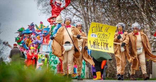 Kleurrijke stoet over dijken en straten Kantemaaiersgat