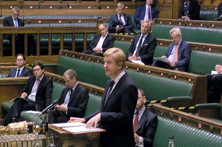 De Britse minister van Digitale Zaken Oliver Dowden, eveneens bevoegd voor Cultuur, maakt het regeringsbesluit bekend.