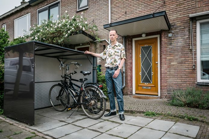 Ongekend Illegale fietsenstalling' moet weg uit Utrechtse voortuin, aan TV-27