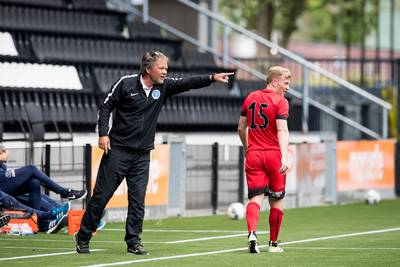 Graafschap-trainer Henk de Jong: 'Wie niet gaat stappen krijgt een boete'