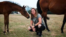 Vlaamse Jolien in Australië: “Ik kan het niet over mijn hart krijgen de paarden achter te laten”, vertelt ze aan onze reporter
