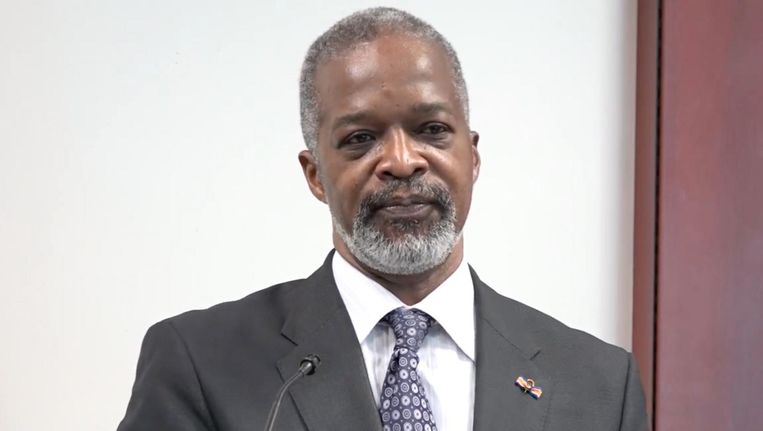 Nederland voert 'politiek proces' op Curaçao, aldus advocaat fraudeverdachte bankdirecteur Tromp - V