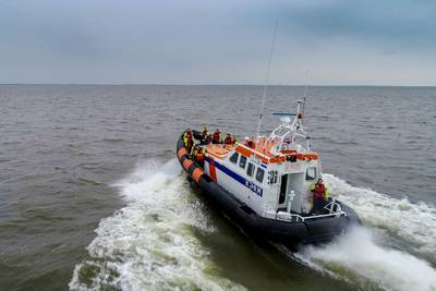 KNRM redt groot binnenvaartschip van zinken op beruchte plek IJsselmeer