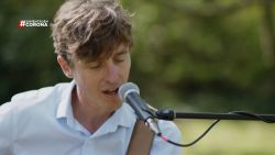 Bert Ostyn van Absynthe Minded zingt tegen Corona: "Alsof we wakker zijn geworden in een andere wereld"