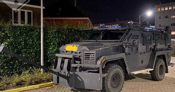 Pantservoertuig ingezet bij inval in beveiligd huis in #DenBosch, politie valt meerdere panden binnen in drugsonderzoek.