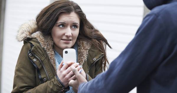Automobilist achtervolgt jonge vrouw tijd lang bij Eerde, stapt uit en eist haar spullen