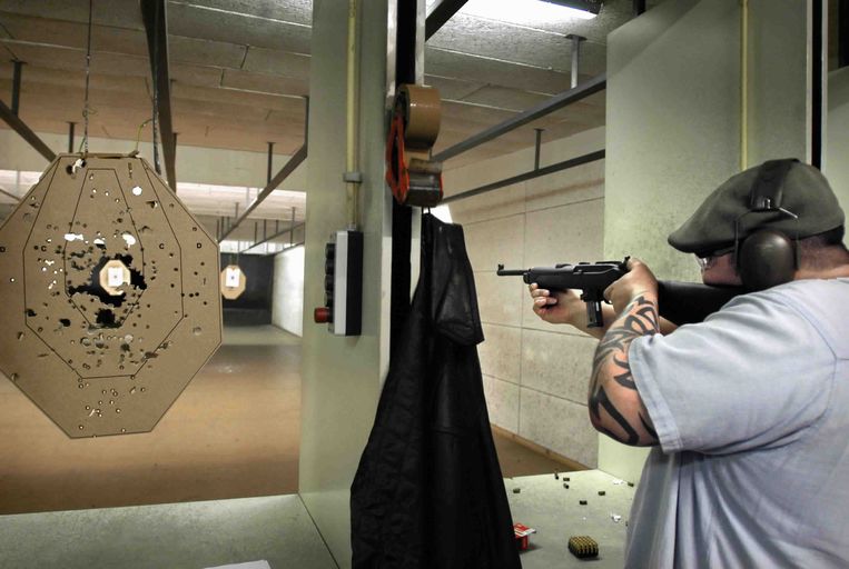 Een man op de schietbaan van indoorsport Noordhaghe.  Beeld Joost van den Broek / de Volkskrant