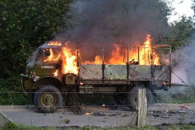 Militaire vrachtwagen brandt af en tank moet worden afgesleept in Groesbeek