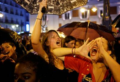 Duizenden Spaanse vrouwen protesteren tegen huiselijk geweld partners