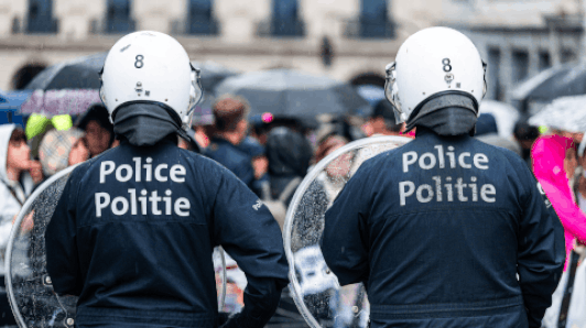 Politie zet traangas opnieuw in om menigte uiteen te drijven tijdens protest Franstalig onderwijs in Brussel