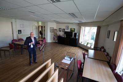 ‘Ik heb niemand anders’: eenzaamheid slaat toe nu gemeenschapshuis Beek op slot zit