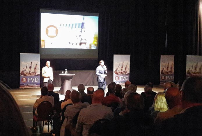 Thierry Baudet spreekt de aanwezigen toe in Studio A58.